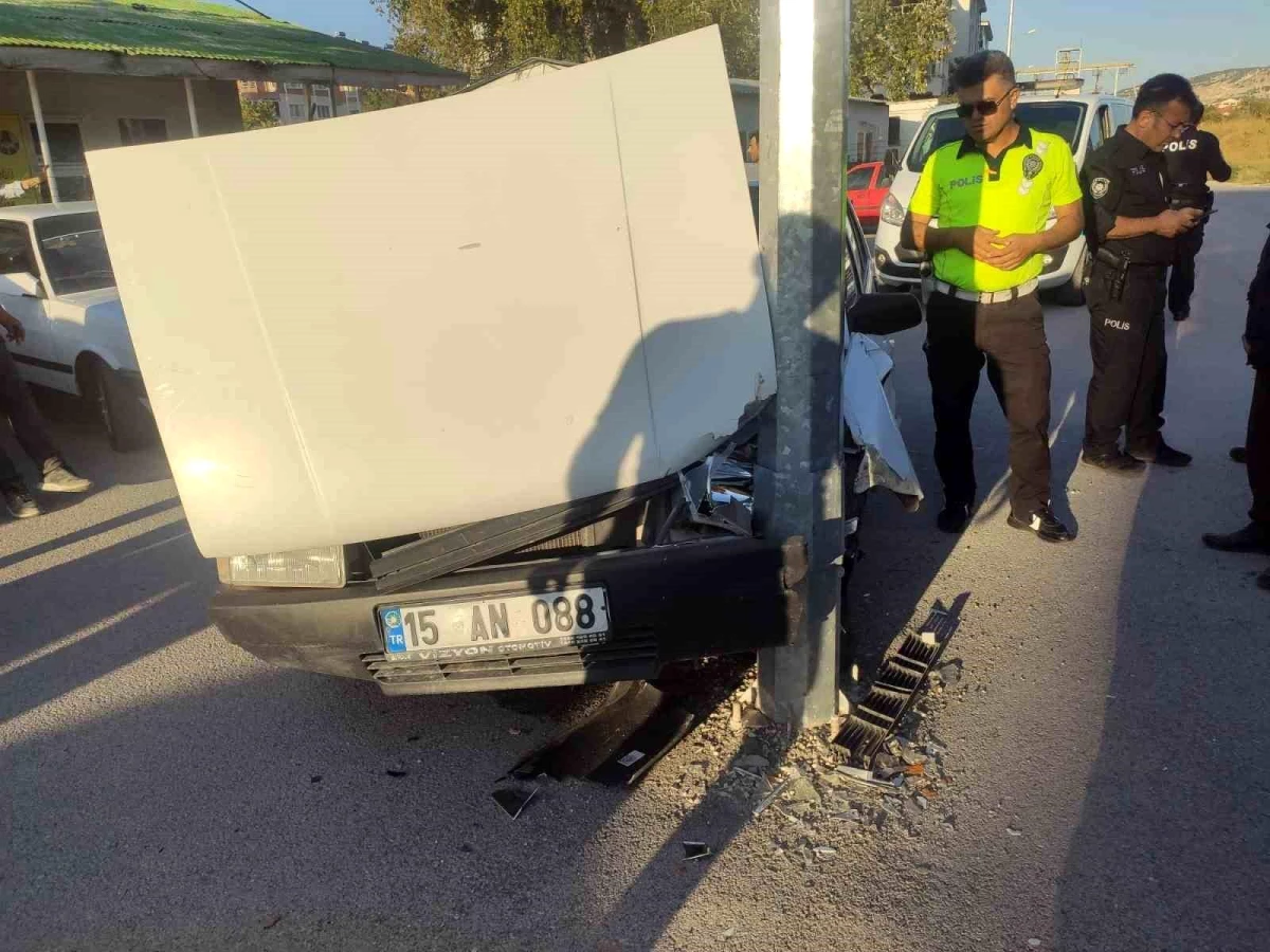 Burdur'da Otomobil Aydınlatma Direğine Çarptı: 1 Yaralı