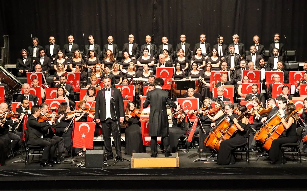 ÇDSO ve MDOB Cumhuriyet'in 100. yıl dönümüne özel Adana'da konser verdi