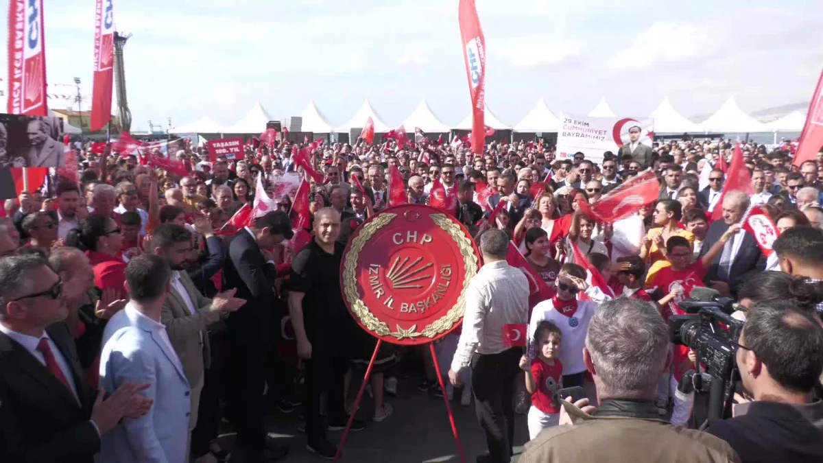 CHP İzmir İl Örgütü'nden 29 Ekim Kutlaması... Soyer: "Cumhuriyet'in Kazanımlarını Tasfiye Etmeye Çalışanlara Asla Geçit Vermeyeceğiz"