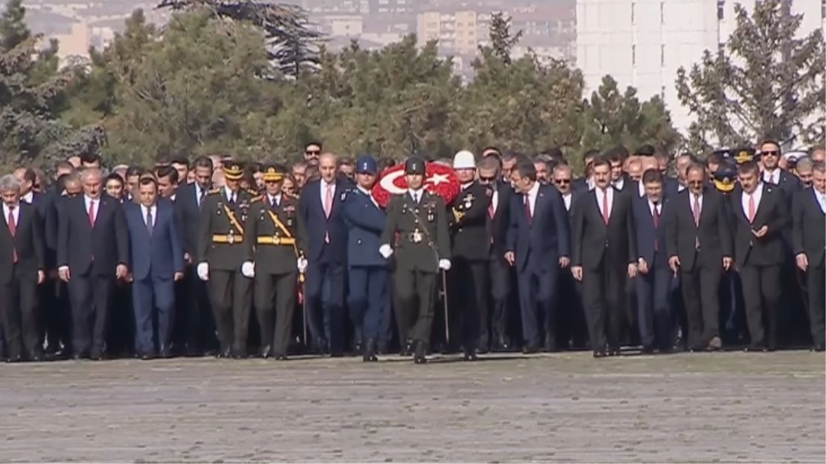 Devlet erkanı, Türkiye Cumhuriyeti'nin 100. kuruluş yıl dönümü dolayısıyla Anıtkabir'i ziyaret ediyor