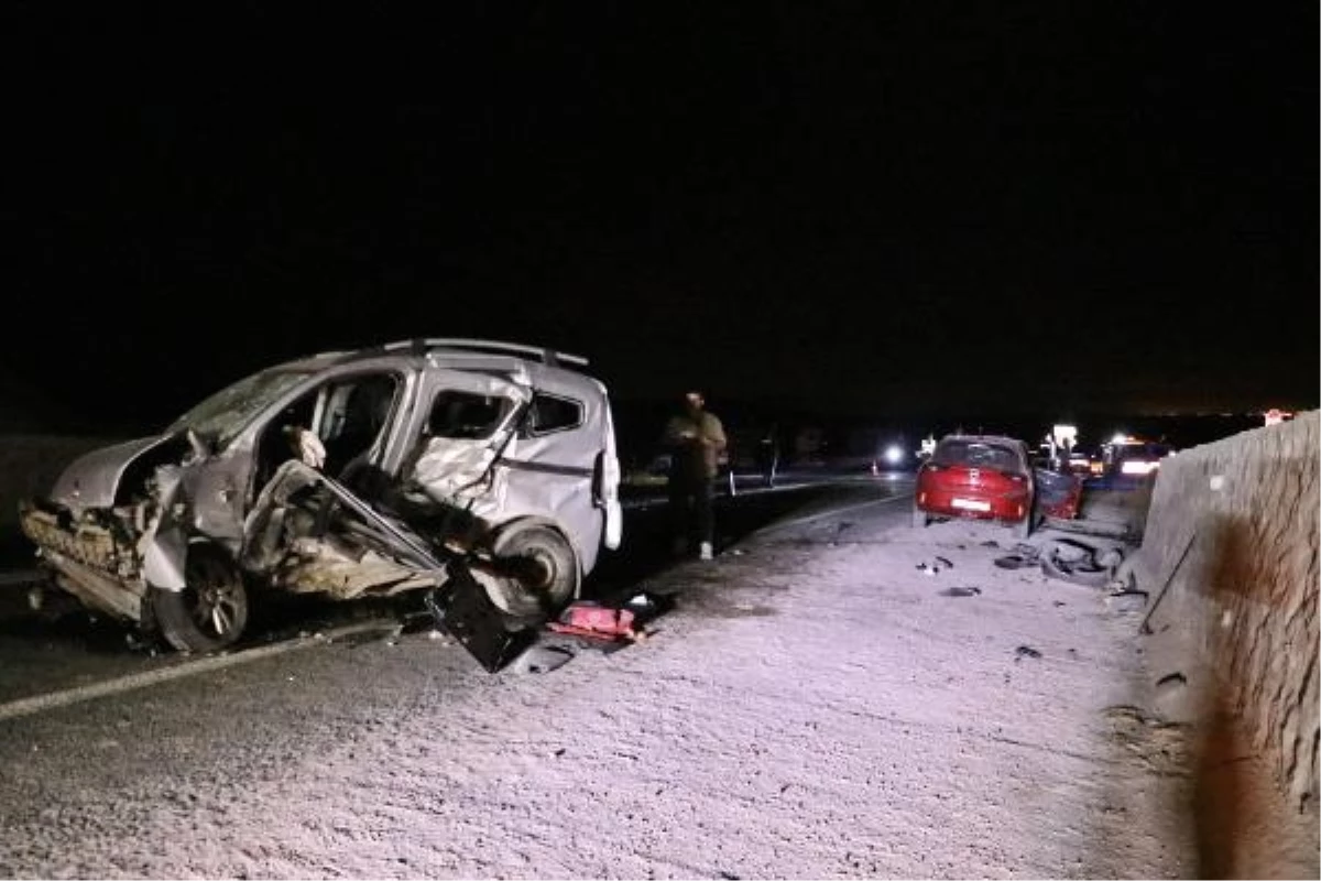 Diyarbakır'da Hafif Ticari Araç ile Otomobil Çarpıştı: 2'si Ağır 6 Kişi Yaralandı