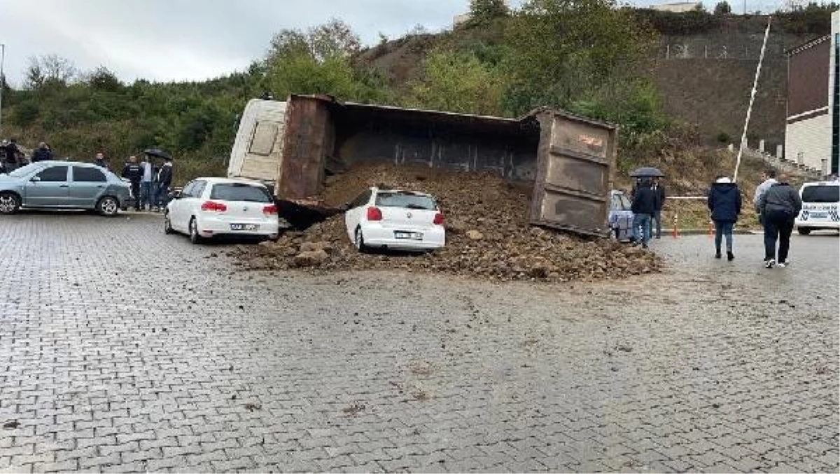 Düzce'de Hafriyat Kamyonu Kazası: 5 Araç Hasar Gördü