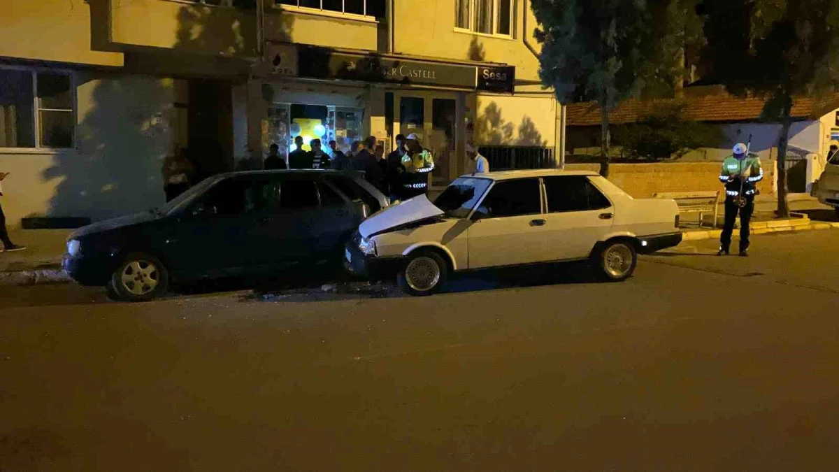 Edirne'de park halindeki araca çarpan otomobilde 2 kişi yaralandı