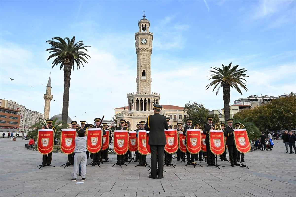 Ege Ordusu Bando Komutanlığı Bandosu Konak Meydanı'nda Konser Verdi