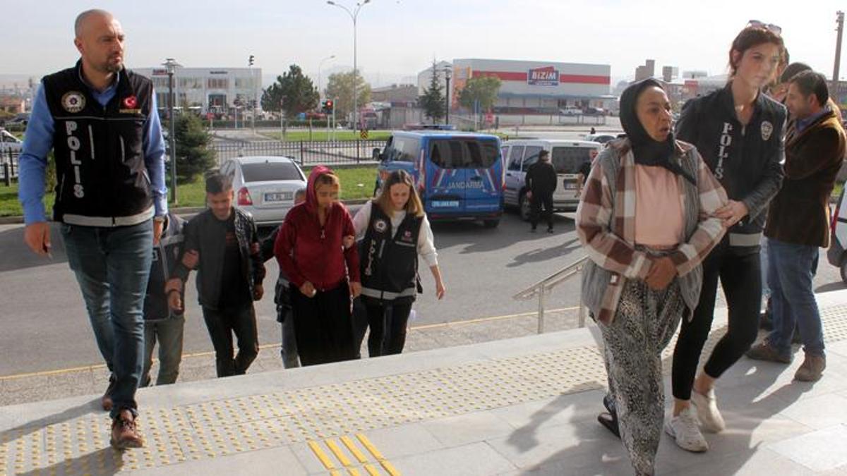 Ekipler ihbar üzerine harekete geçti! Babaanne ve torunu uyuşturucu satıcılığından tutuklandı