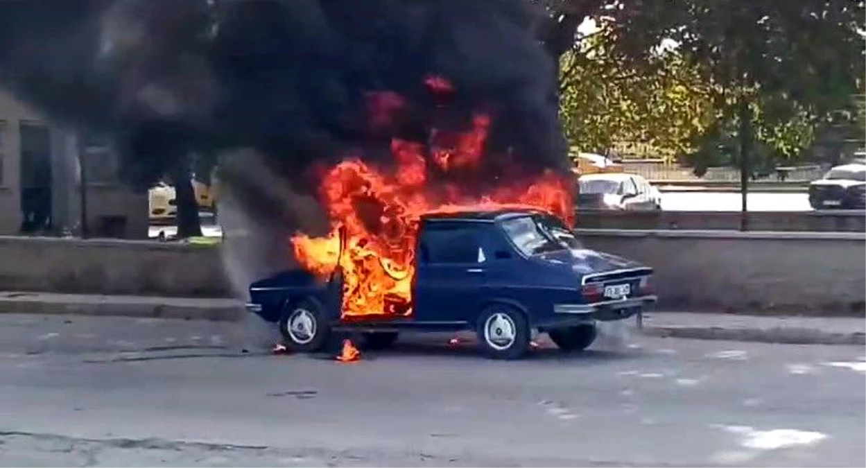 Elazığ'da seyir halindeki otomobil alev alev yandı