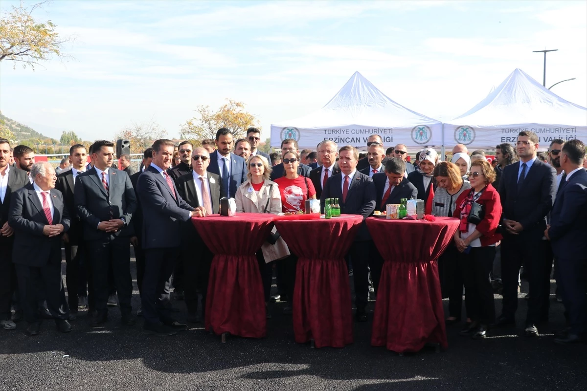 Erzincan'da 41 yıl sonra yenilenen dev Atatürk portresi törenle açıldı