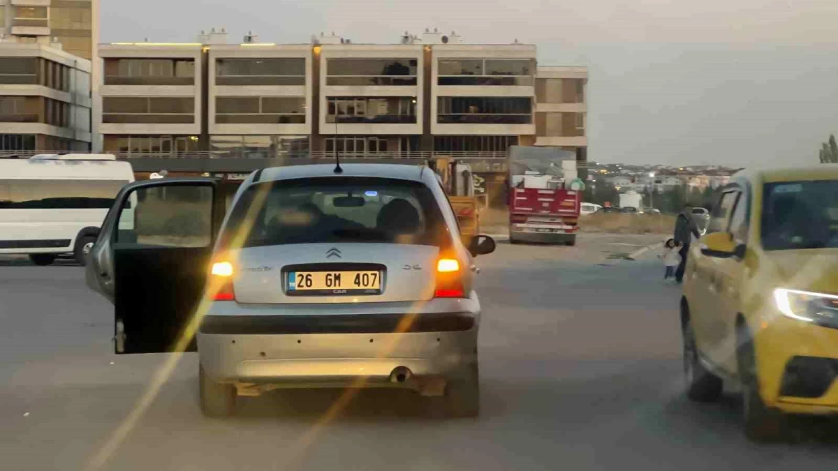 Eskişehir'de Kapısı Açık Yolculuk Yapan Sürücü Kazaya Davetiye Çıkardı