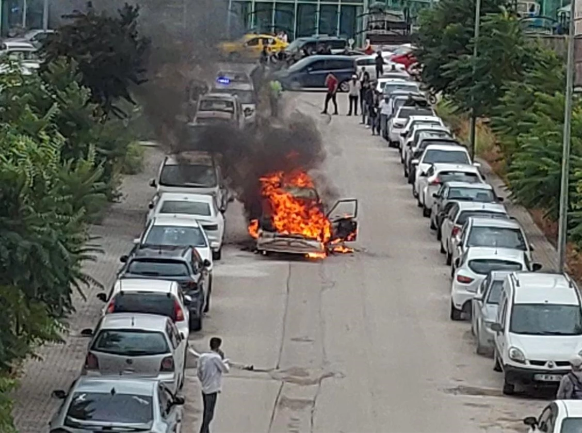 Eskişehir'de Otomobil Alev Aldı, Yakındaki Araçlarda Hasar Oluştu