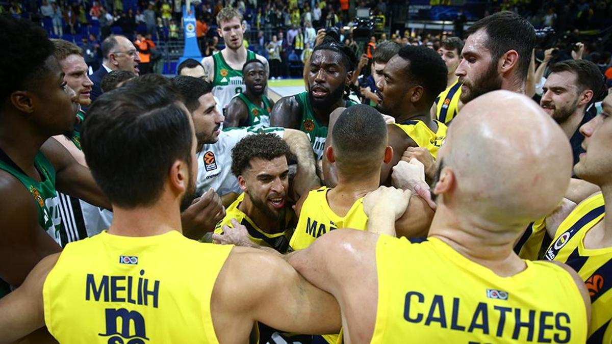 Fenerbahçe Beko - Panathinaikos maçının sonunda saha karıştı! Wilbekin - Sloukas gerginliği...