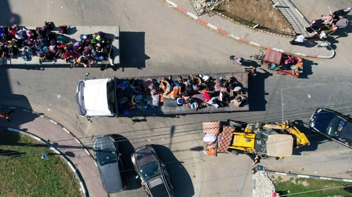 Gazzeliler, İsrail'in "güvenli rota" olarak gösterdiği yolda bombaların hedefi oldu