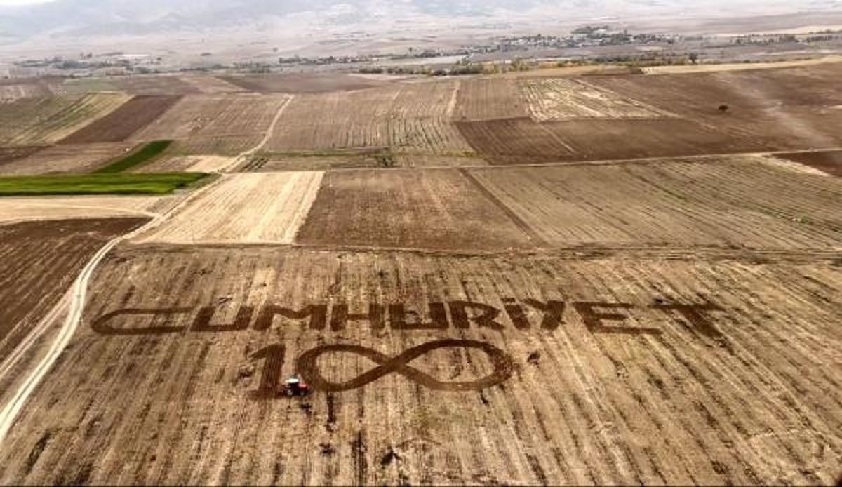 Helikopterle görevden dönen askerler, tarlasına 'Cumhuriyet' yazan çiftçiyi görüntüledi