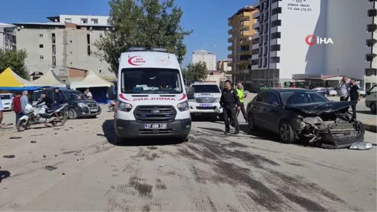 İslahiye'de kavşakta iki otomobil çarpıştı: 1 yaralı