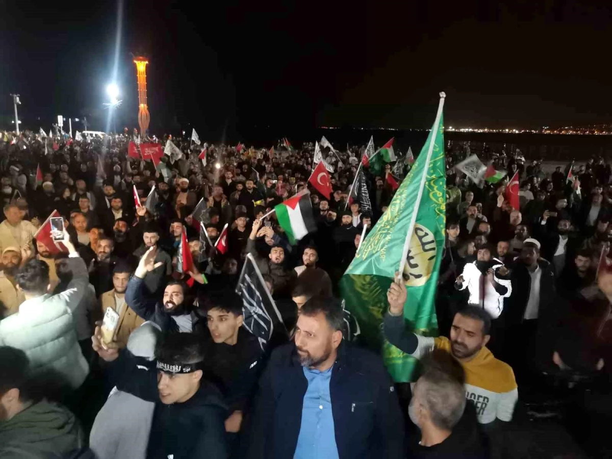 İsrail'in Gazze'deki hastaneye saldırısı İzmir'de protesto edildi