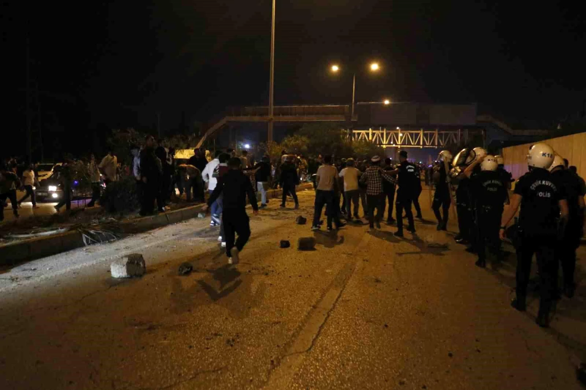 İsrail'in Gazze'deki saldırısını protesto edenler ABD konsolosluğunu taşladı