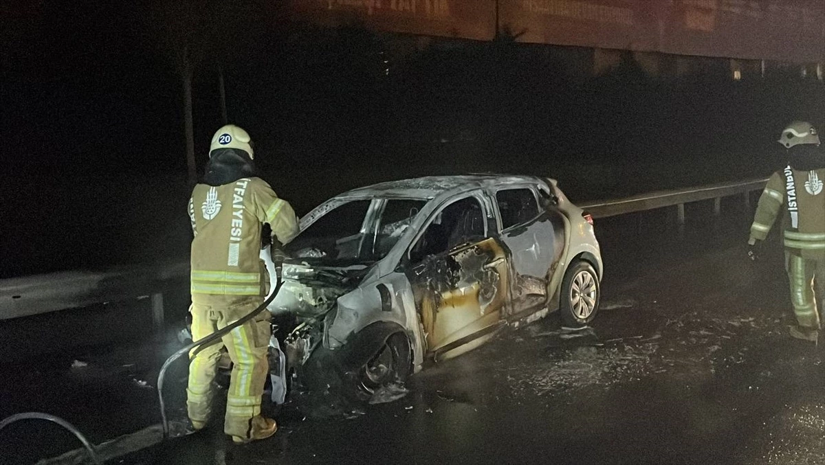 İstanbul Kağıthane'de Otomobilin Motoru Yanarak Kullanılamaz Hale Geldi