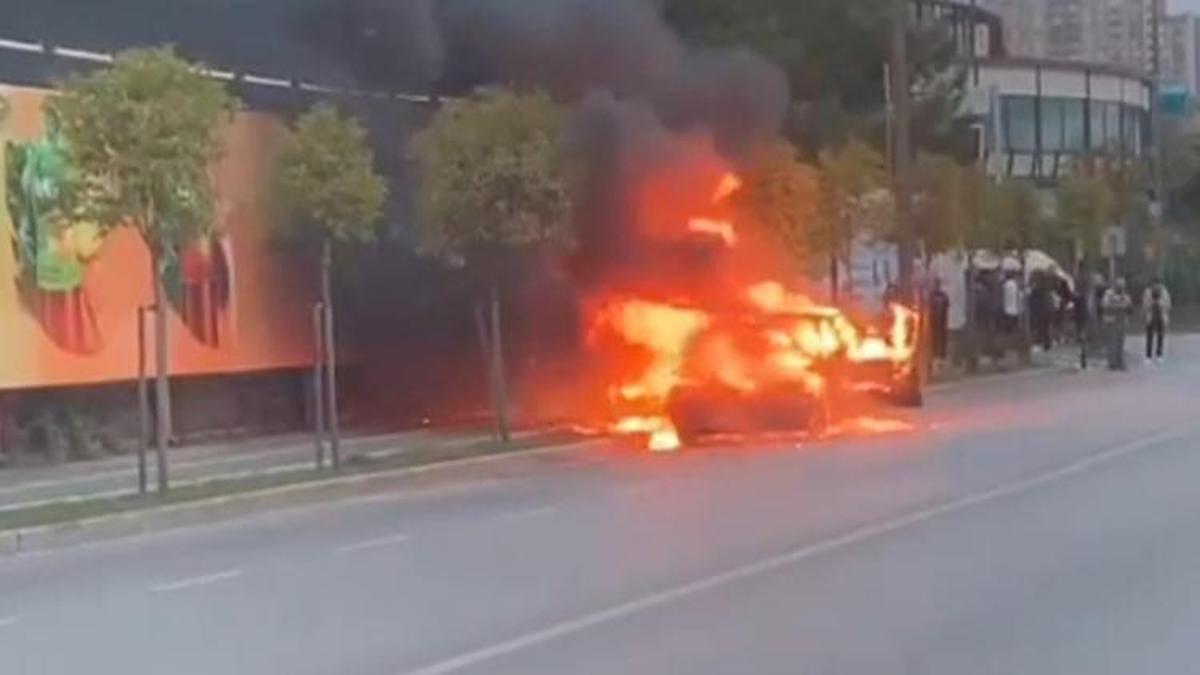 İstanbul'da korku dolu anlar! Seyir halindeki otomobil alev alev yangı