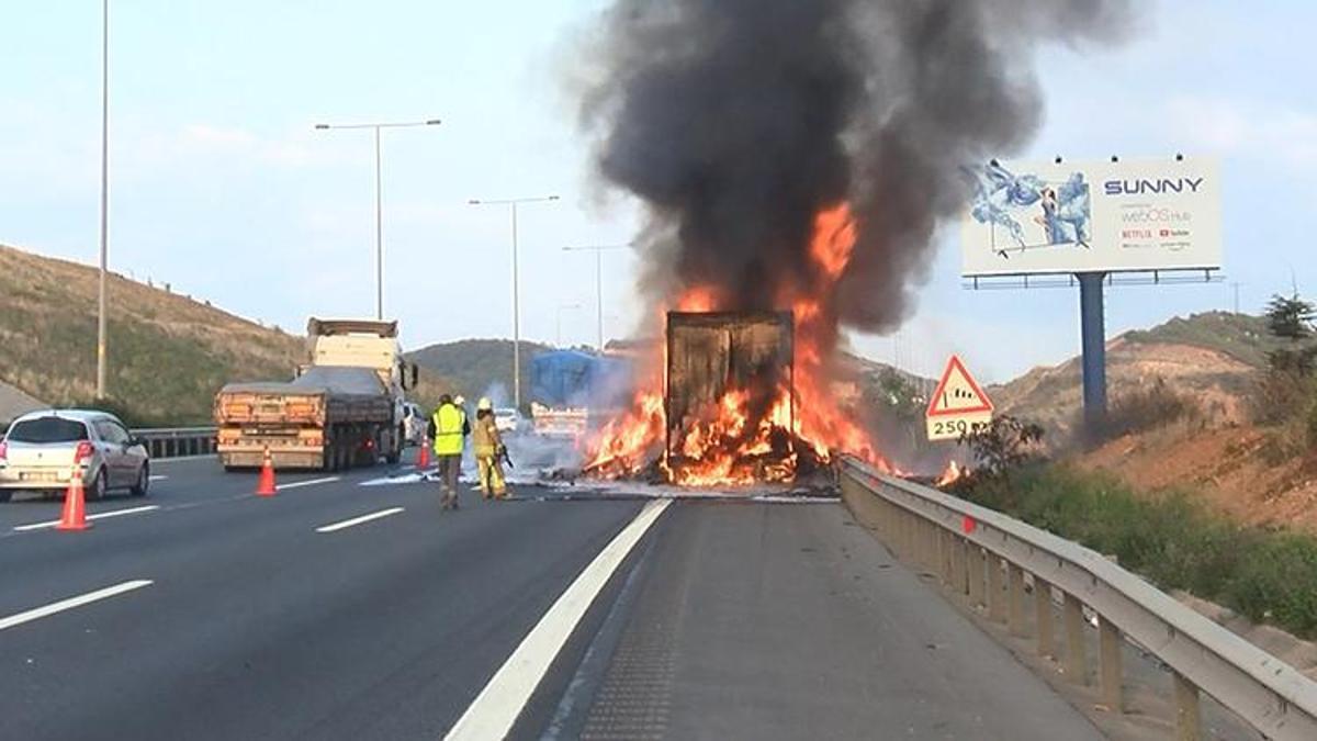 İstanbul'da otoyolda korku dolu anlar! TIR'ın dorsesi alev alev yandı