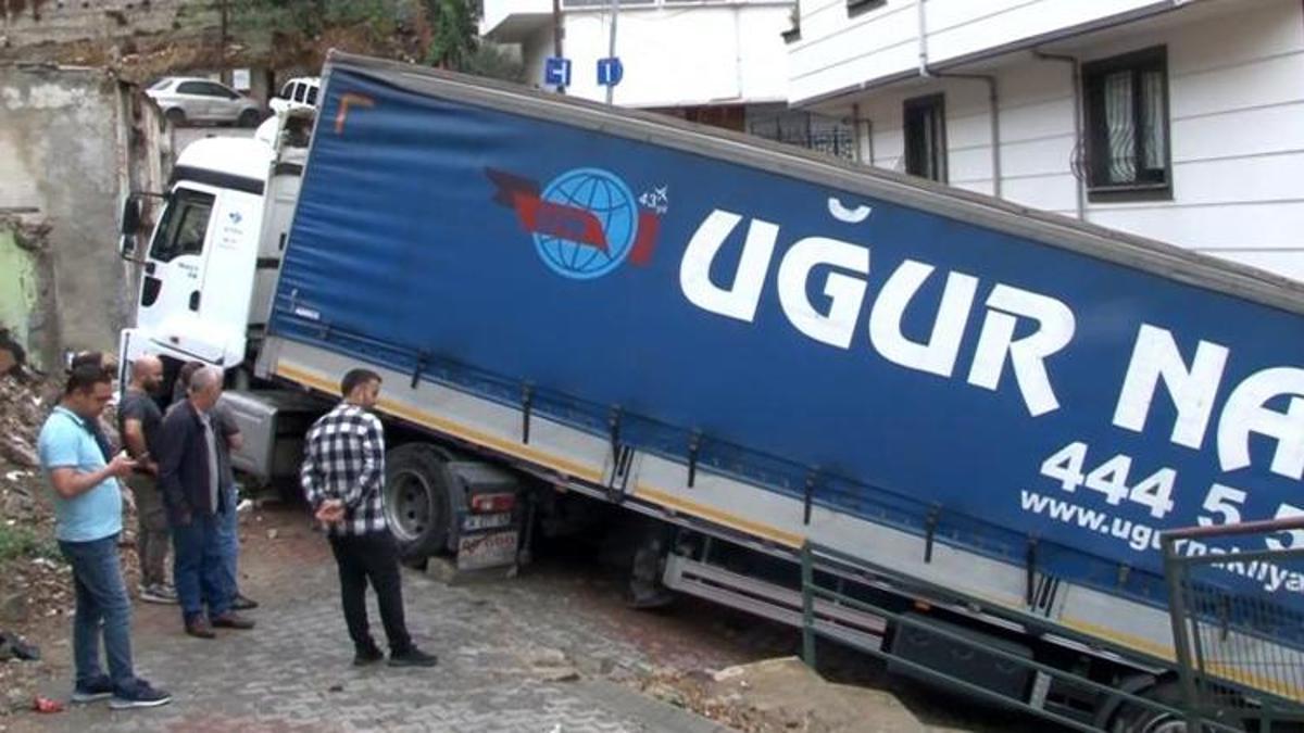 İstanbul'da sokakta sıkışan TIR bir türlü çıkartılamadı