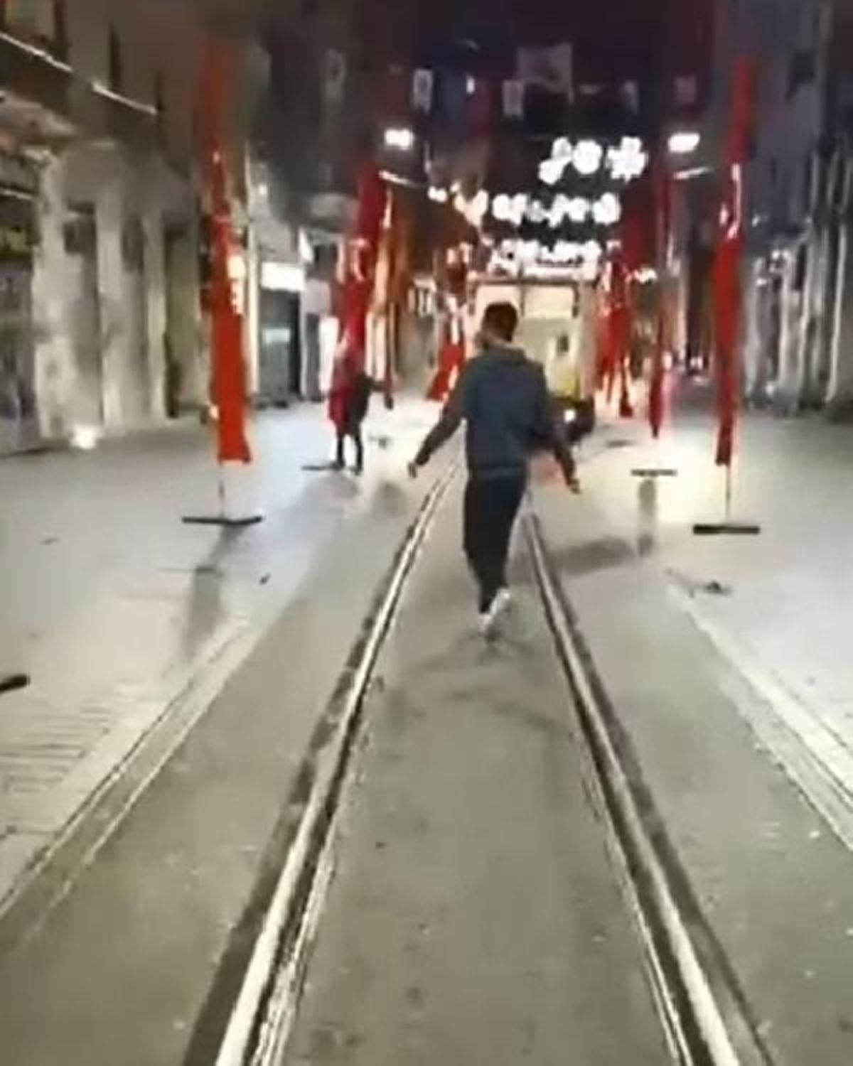 İstiklal Caddesi'nde bayrakları kıran ve üzerlerine basan şahıs gözaltına alındı