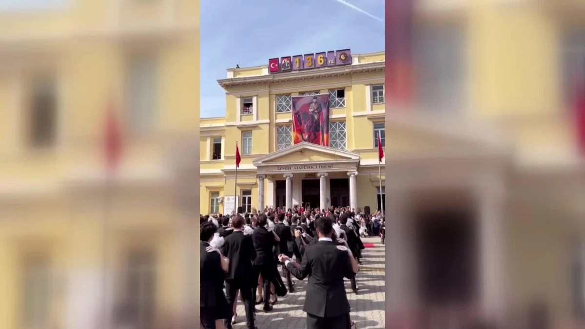 İzmir Atatürk Lisesi Öğrencileri Cumhuriyet'in 100. Yılında Vals Gösterisi Düzenledi