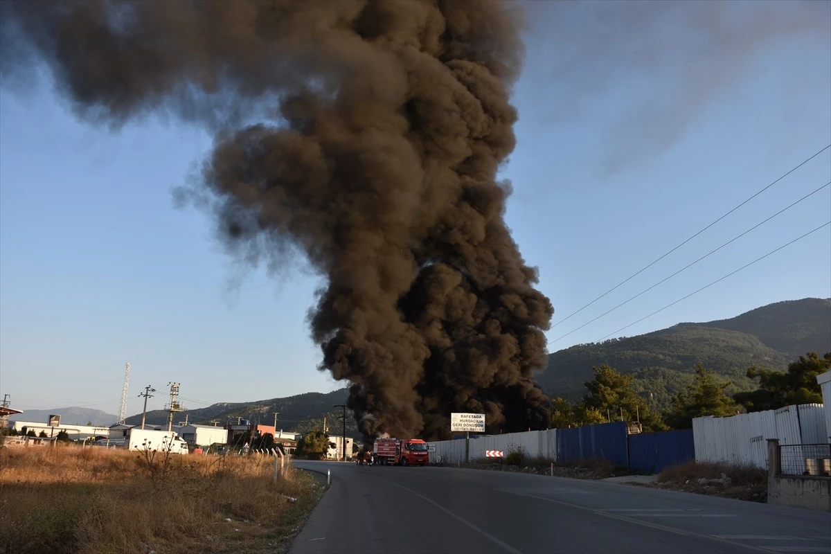 İzmir Kemalpaşa'da Geri Dönüşüm Alanında Yangın Çıktı