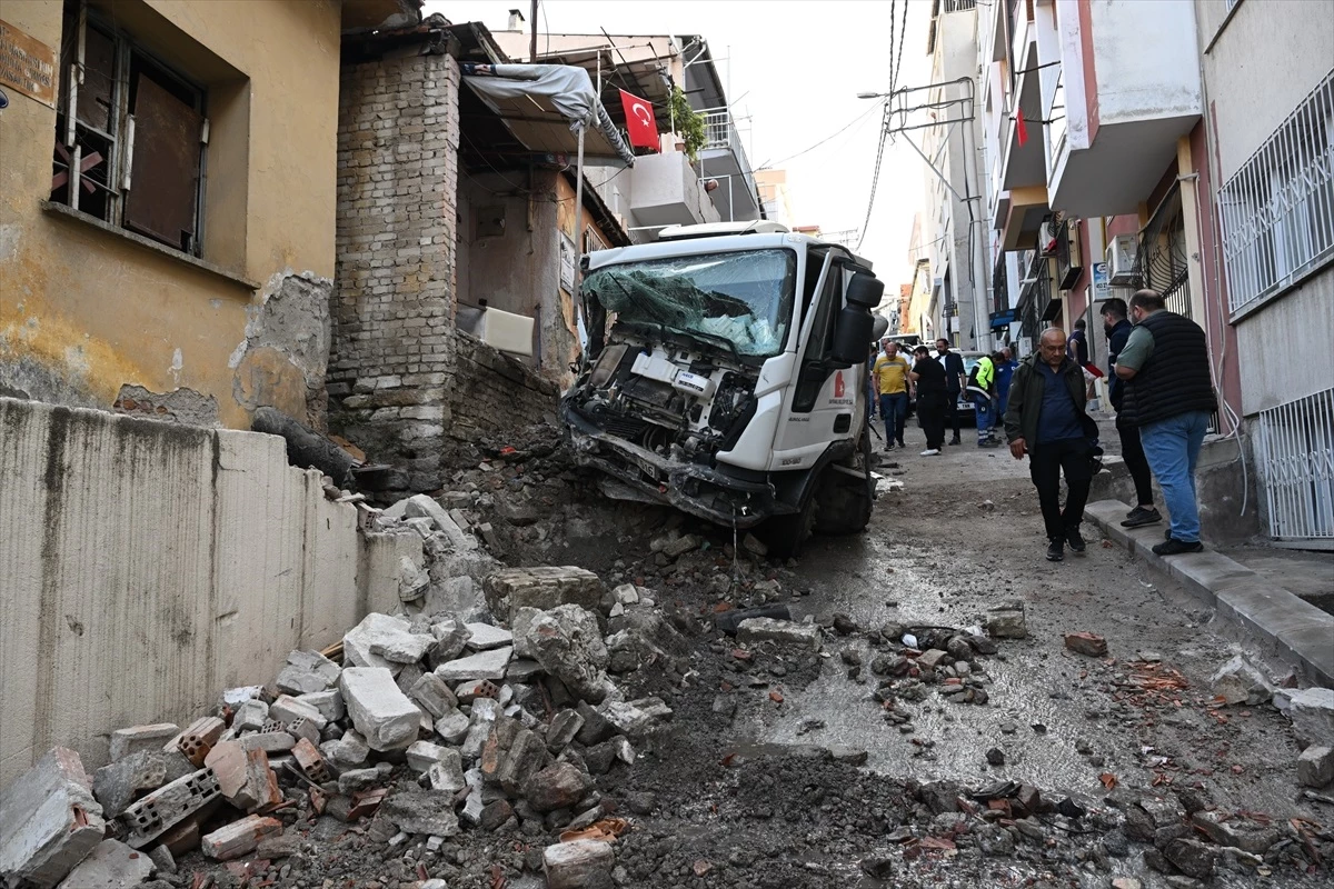 İzmir'de çöp kamyonu evin duvarına çarptı: Şoför yaralandı