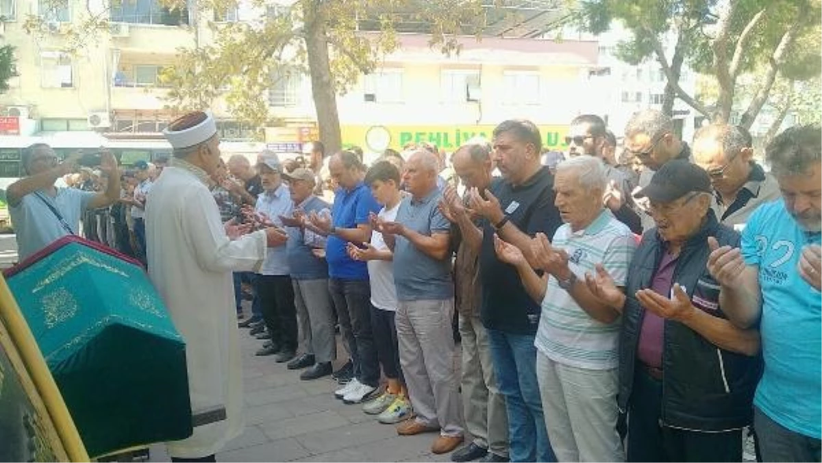 İzmir'de Eski Sevgilisi Tarafından Öldürülen Kadın Toprağa Verildi