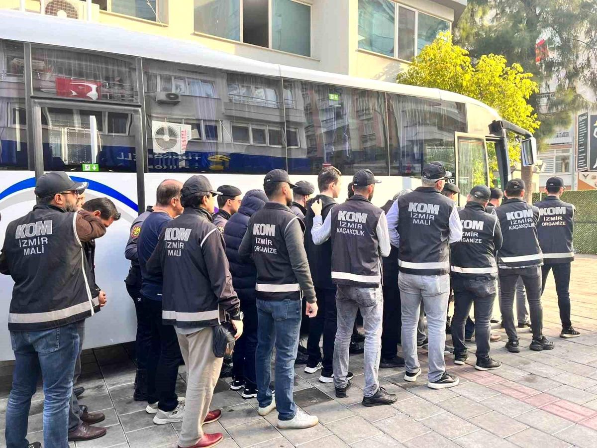 İzmir'de FETÖ operasyonunda 28 kişi tutuklandı