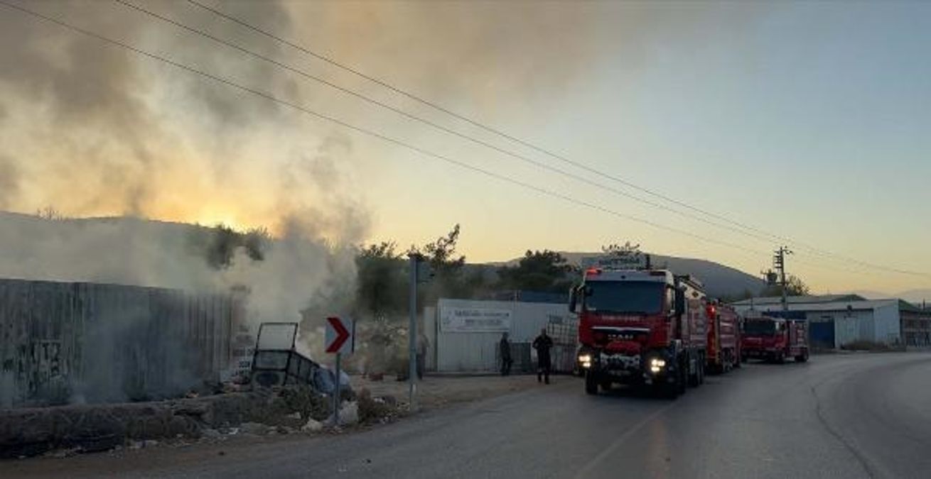 İzmir'de geri dönüşüm tesisinde çıkan yangın kontrol altına alındı