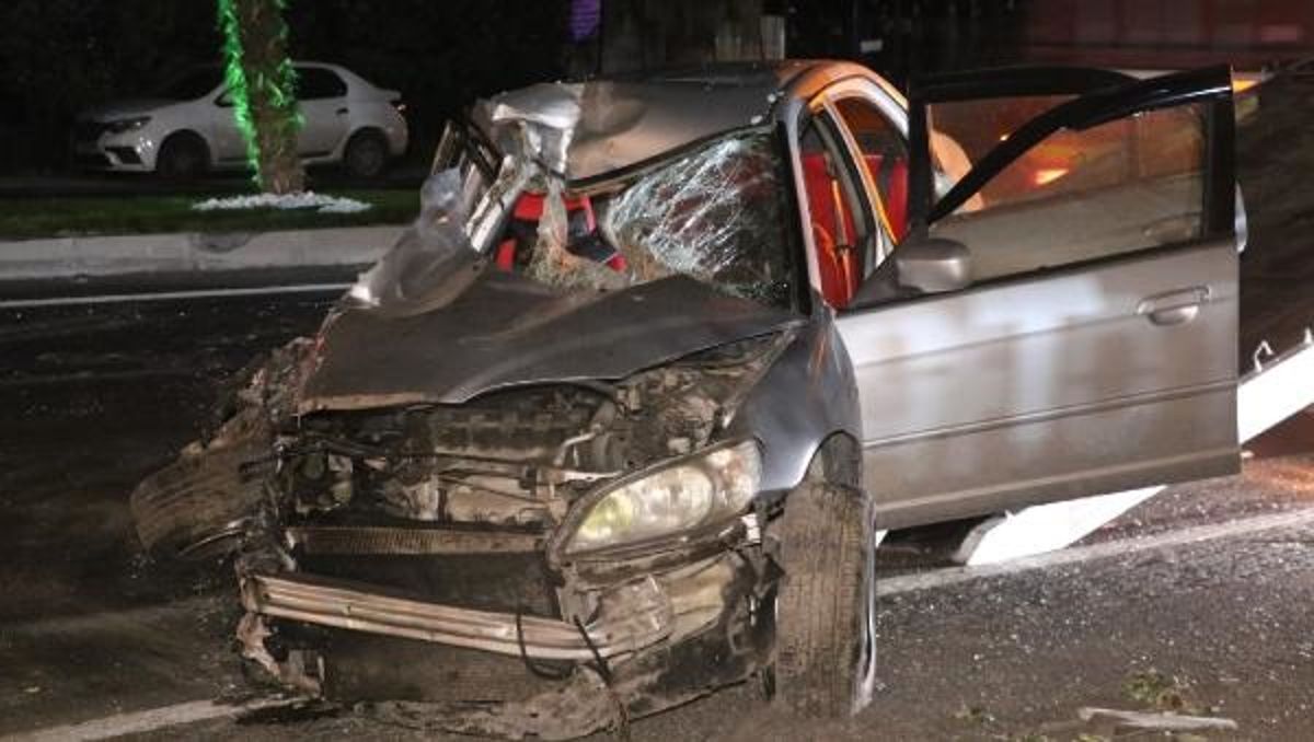 İzmir'de işçi servisi ile otomobilin karıştığı kaza: 6 yaralı