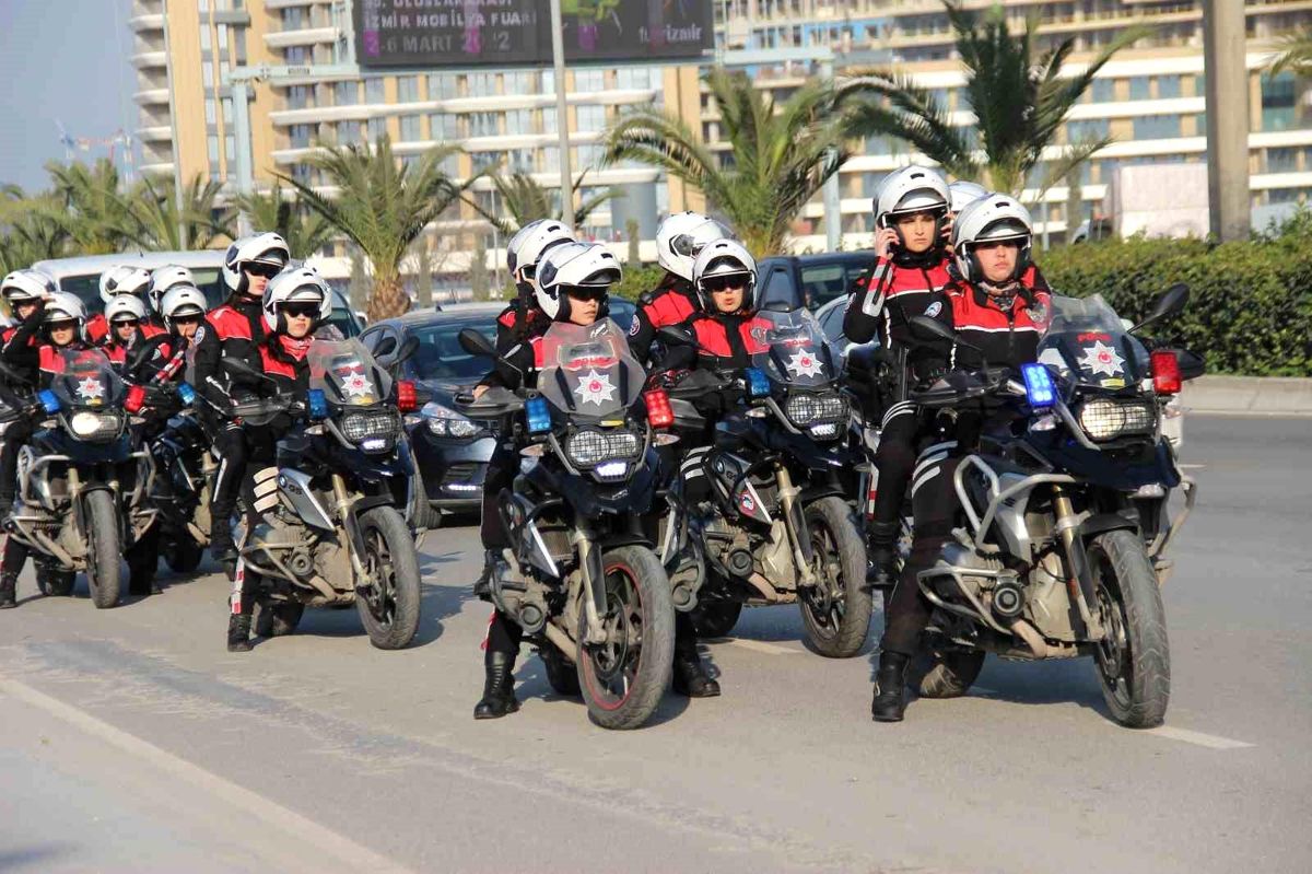 İzmir'de Motosikletli Polis Timleri 107 Aranan Şahsı Yakaladı