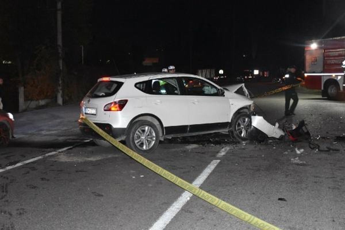 İzmir'de otomobilin karşı şeride geçmesi sonucu meydana gelen kaza