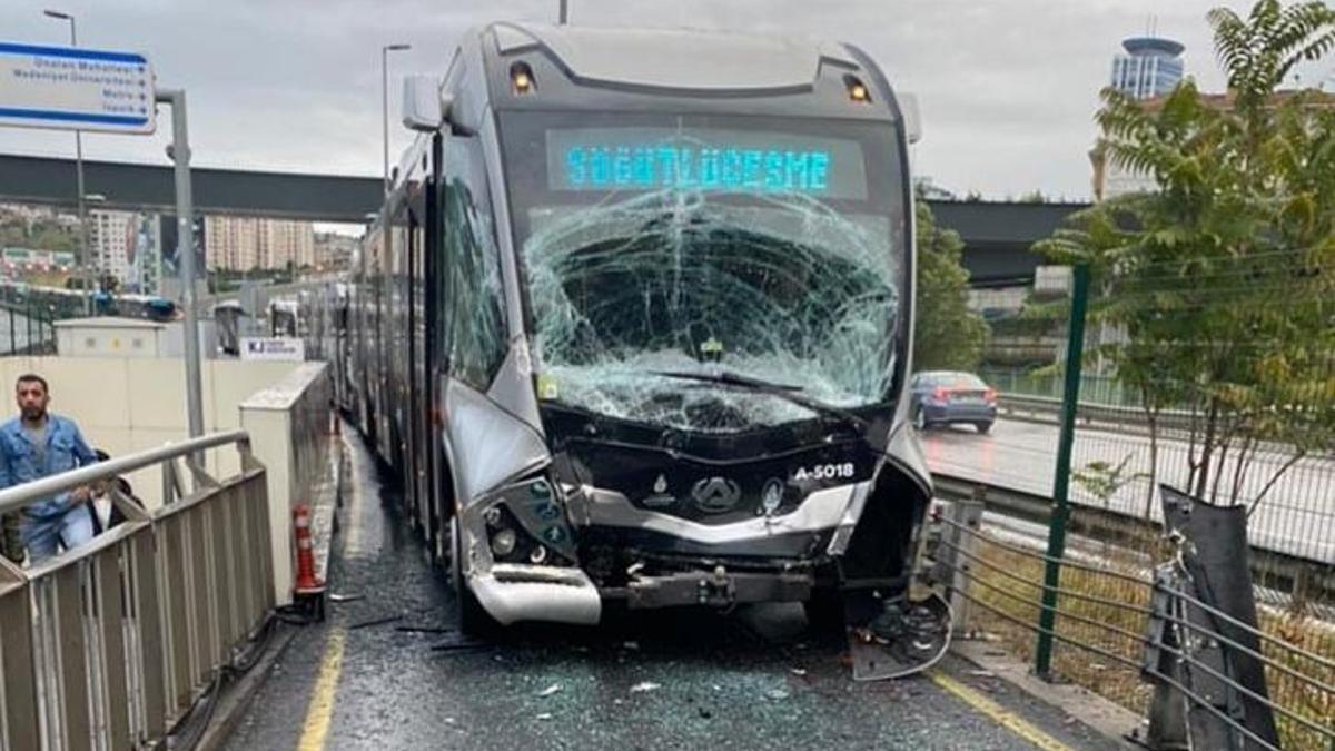 Kadıköy'de metrobüs kazası: Bölgeye sağlık ekibi sevk edildi