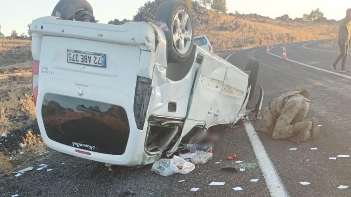 Kahreden haber! Terhis olan oğullarını almaya giden ailenin aracı kaza yaptı: 2 ölü, 3 yaralı