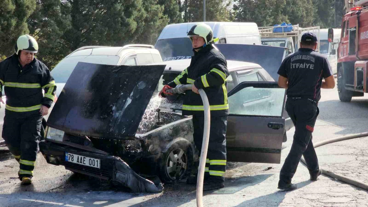 Karabük'te Otomobil Motorundan Alev Aldı