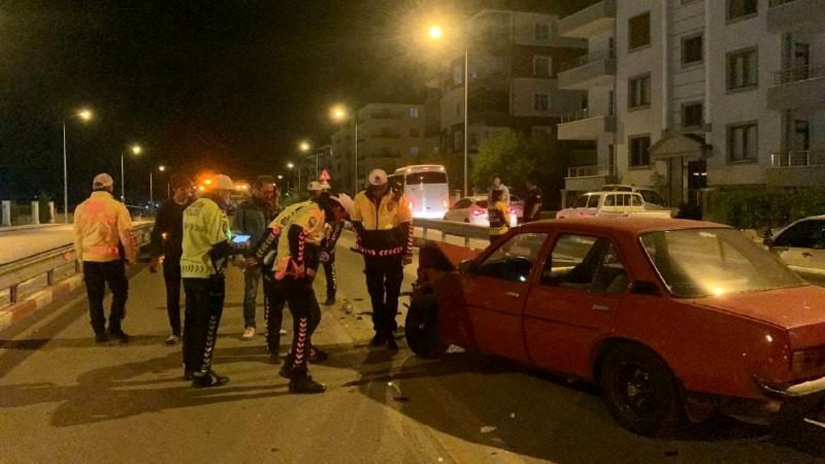 Karaman'da otomobil ile motosikletin üst geçitte kafa kafaya çarpışması sonucu 2 kişi yaralandı