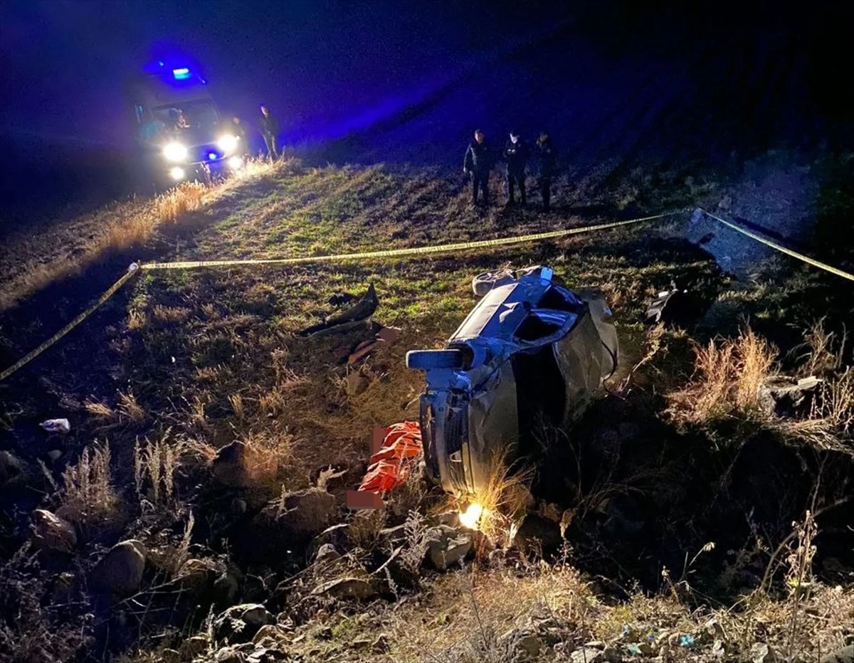 Kars'ın Arpaçay ilçesinde otomobil şarampole devrildi, 3 kişi öldü