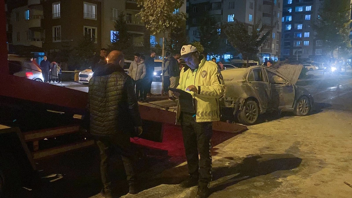 Kayseri'de Elektrik Direğine Çarpan Otomobil Alev Aldı: 3 Yaralı