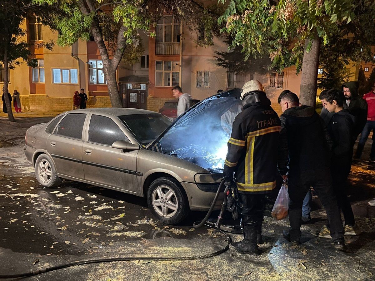 Kayseri'de park halindeki otomobilde çıkan yangın söndürüldü