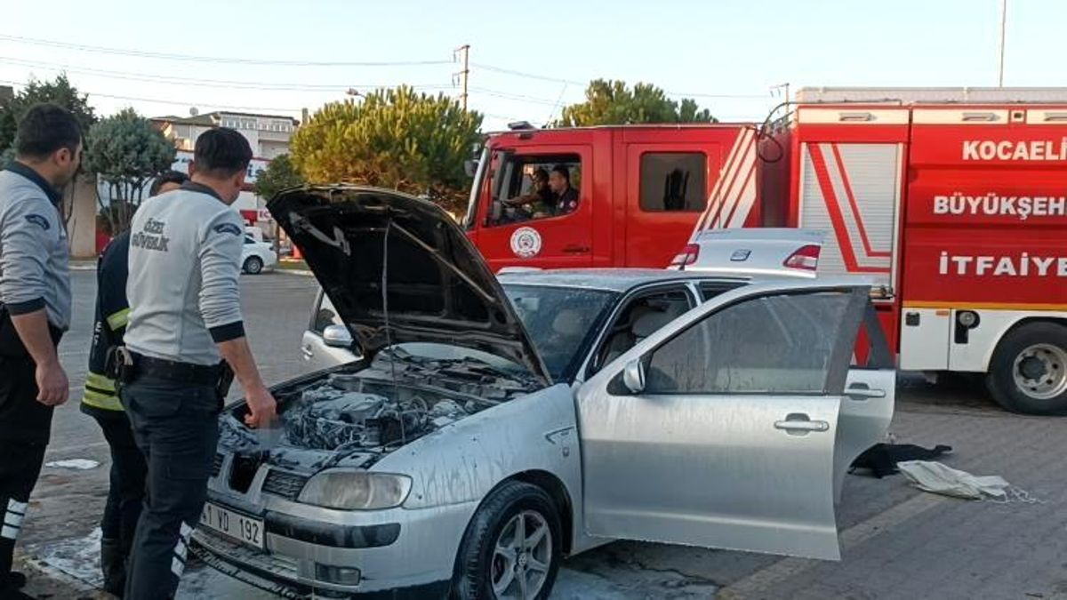 Kocaeli Darıca'da Otomobil Yangını