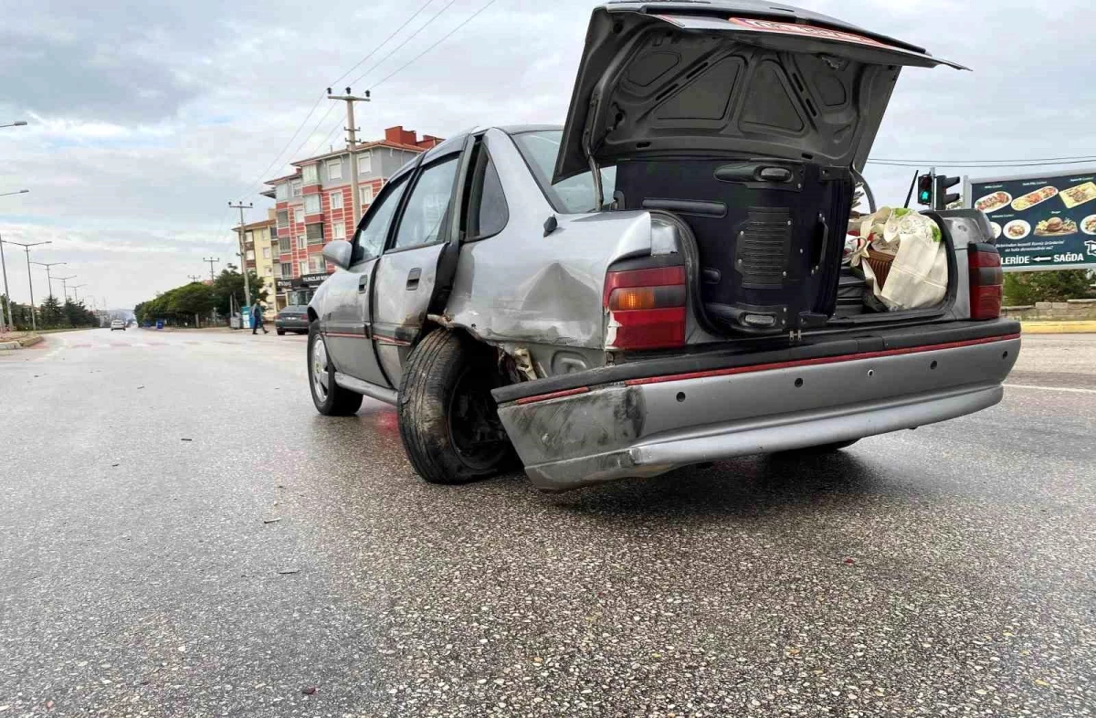 Konya'da Üniversiteye Giden Ailenin Bulunduğu Otomobile Arkadan Çarpma