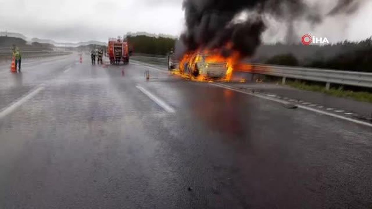 Kuzey Marmara Otoyolu'nda 2 otomobil alev topuna döndü: 4 yaralı