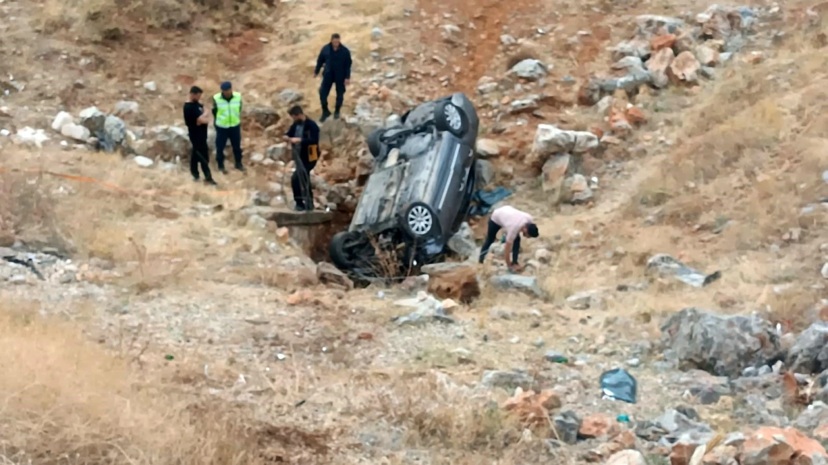 Malatya'da otomobil şarampole yuvarlandı: 3 yaralı