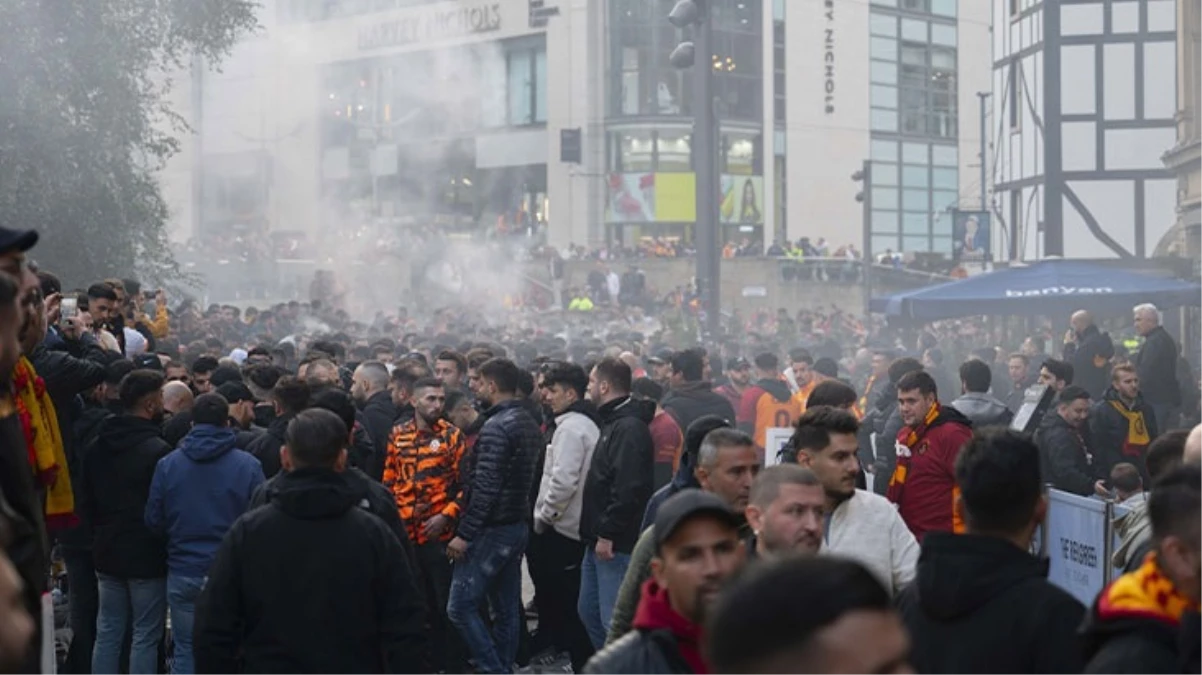 Manchester United gece yarısı iddiaları doğruladı! Old Trafford'da 2 bin Galatasaraylı ev sahibi tribününde maçı izledi