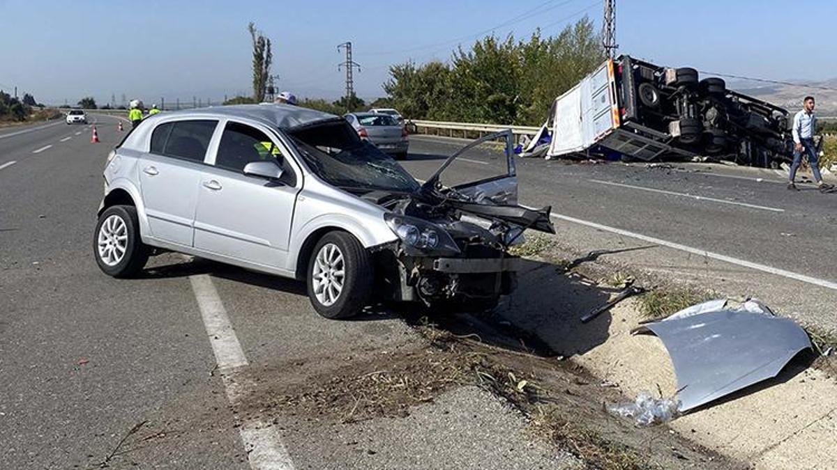 Manisa'da feci kaza! Kamyon ile otomobil çarpıştı