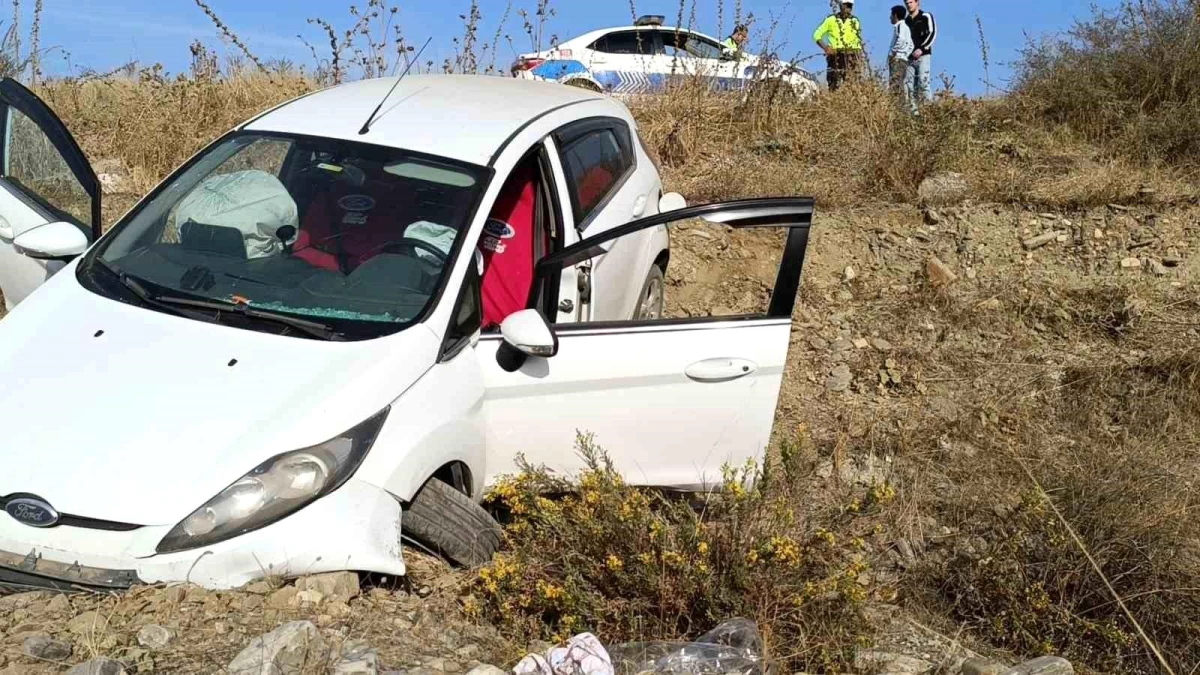 Manisa'da mıcır nedeniyle otomobil şarampole devrildi, 2 kişi yaralandı