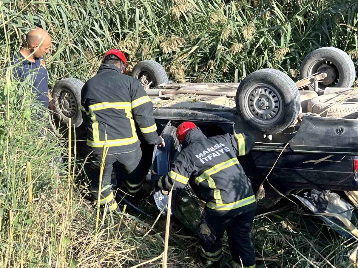 Manisa'da otomobil sulama kanalına düştü, baba ve kızı yaralandı