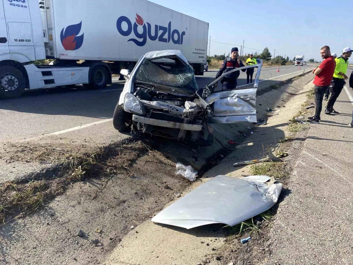 Manisa'da Otomobilin Kamyonla Çarpışması Sonucu 3 Kişi Yaralandı