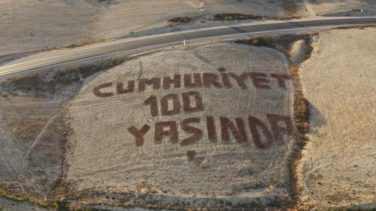 Mersin'de tarlaya traktörle 'Cumhuriyet 100 yaşında' yazdı